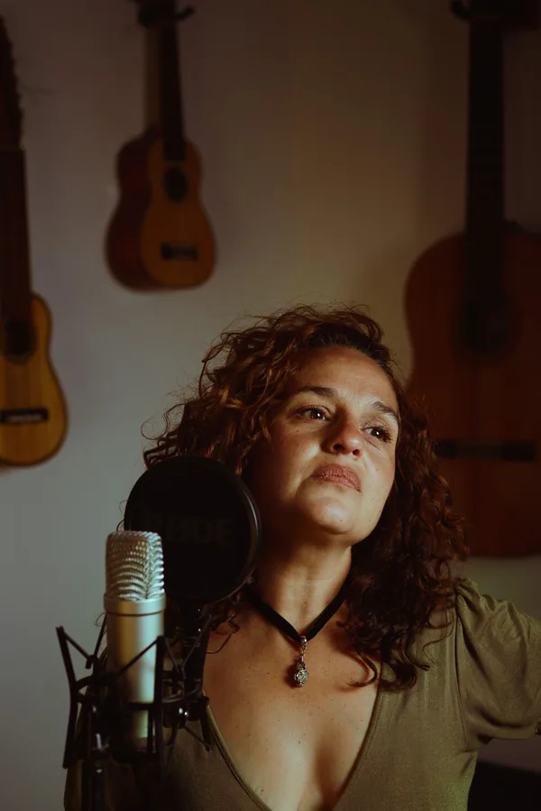 Paula — voz principal de Chapados, en el estudio de grabación