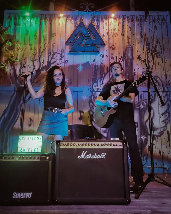 Chapados en Klauss — show con mural de flores